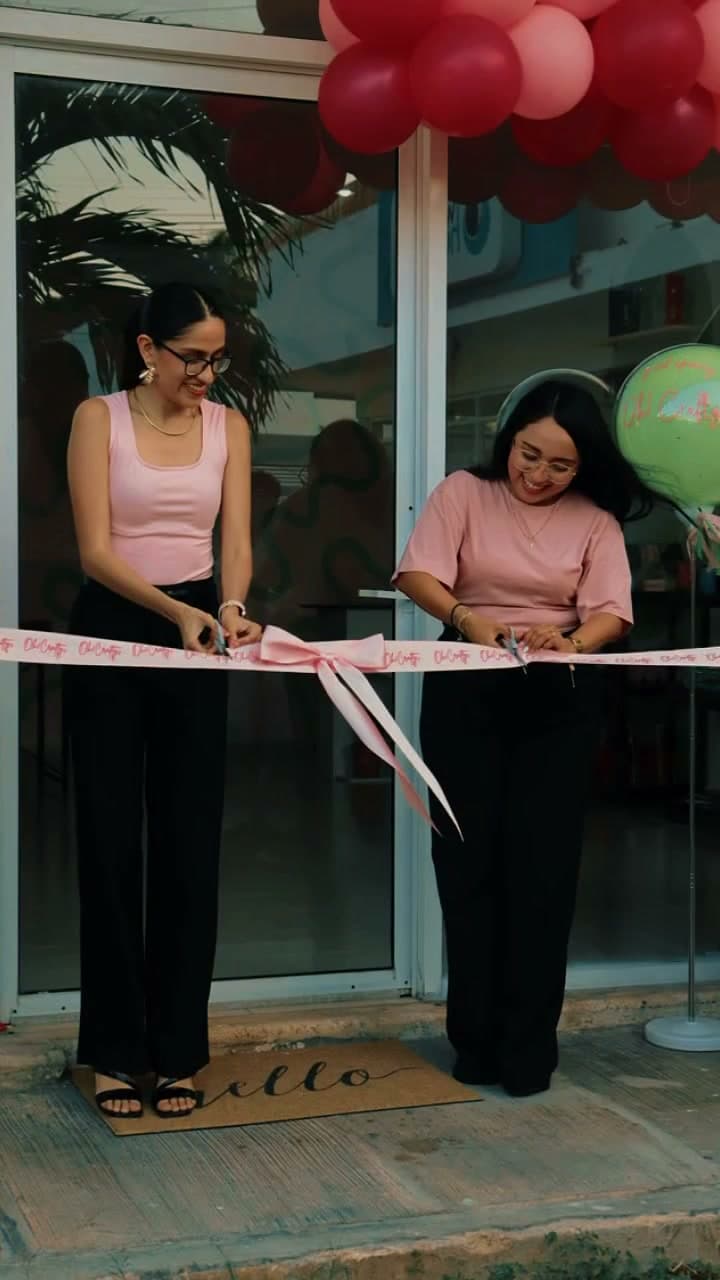 Jenni y Carla cortando el listón durante la inauguración de Oh Crafty
