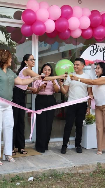 Brindis de inauguración de la tienda Oh Crafty bajo un arco de globos rosas
