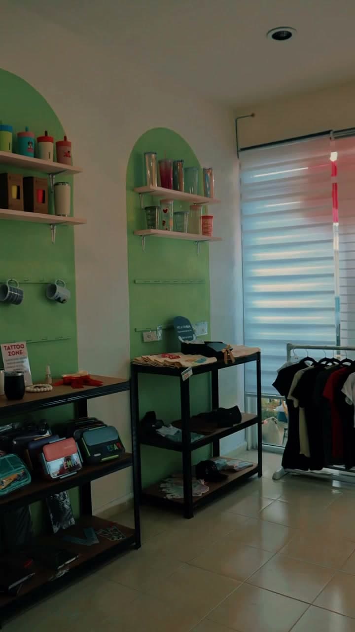 Interior de la tienda Oh Crafty con sus repisas y productos